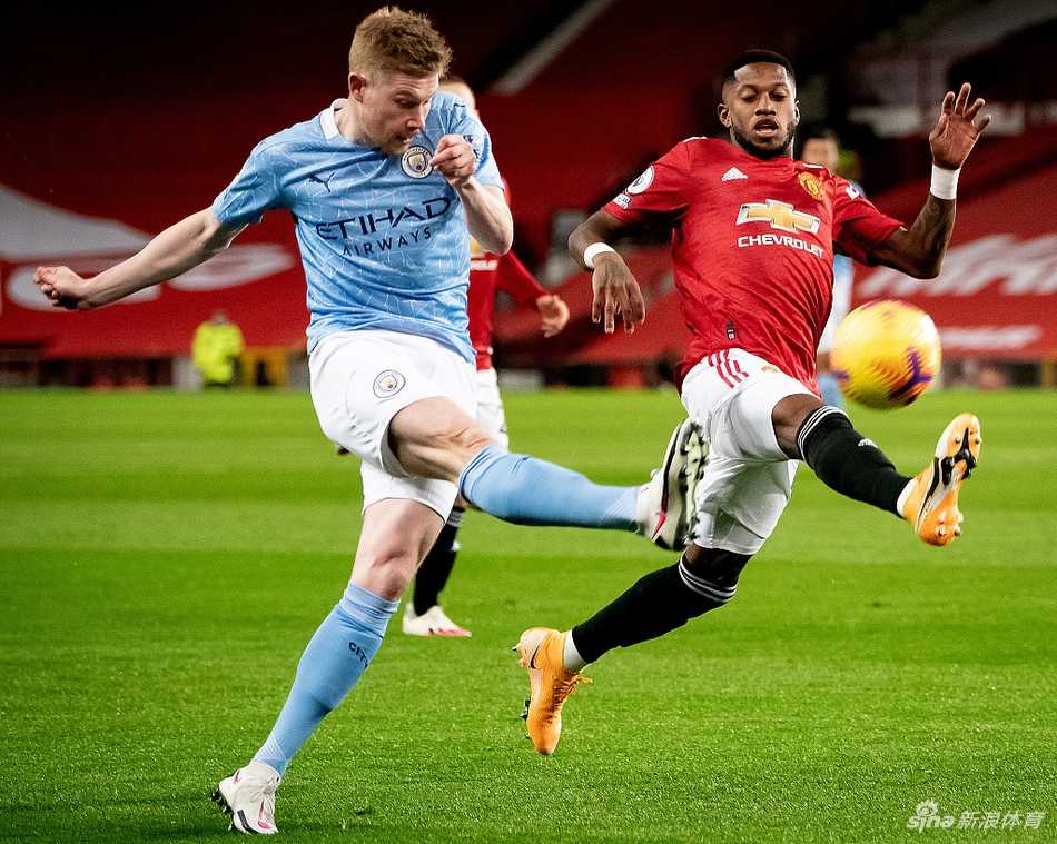 曼联后卫卢克-肖飞身封堵，他眼神坚毅，不顾危险地横身将自己抛向空中，用身体挡出了曼城球员的一记势大力沉的远射，点燃了梦剧场的激情。