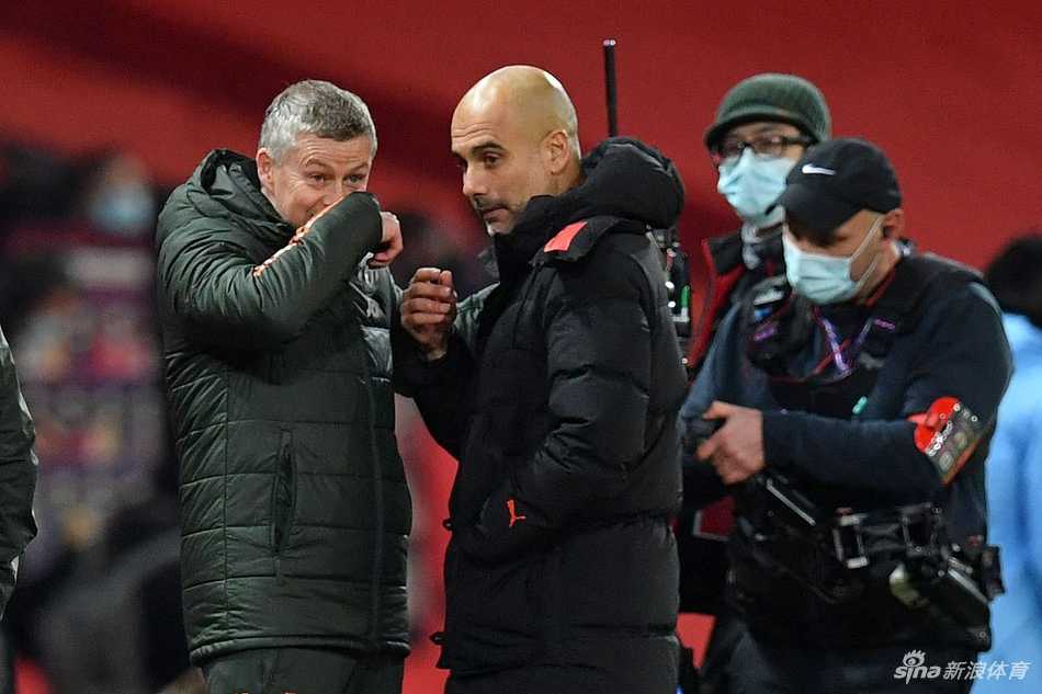 德赫亚门前极限救险，他双腿如同弹簧般瞬间展开，在门线上用脚尖堪堪将马赫雷斯的必进球挡出，这次神扑保住了曼联的半场清白。