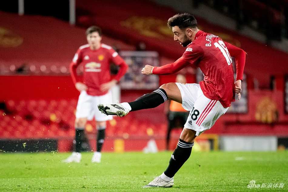 德布劳内眼神中透露出无奈，他在中场的一次精准直塞试图撕开曼联防线，却无奈队友的跑位与传球线路失之交臂，只能仰天长叹。