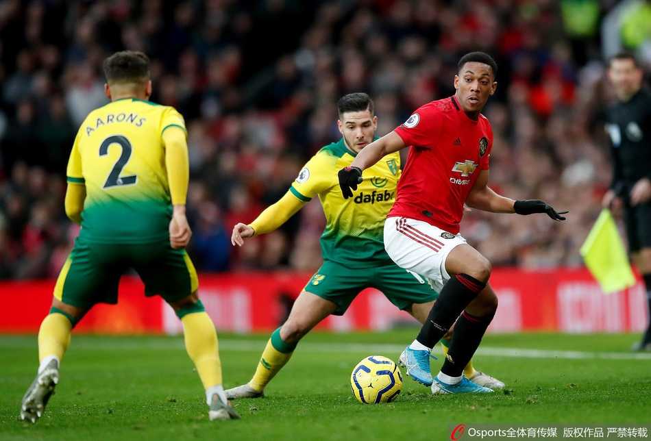 全场比赛结束哨响，曼联众将齐聚一堂，在老特拉福德球场中央围成一圈，共同庆祝这场属于团队的辉煌胜利