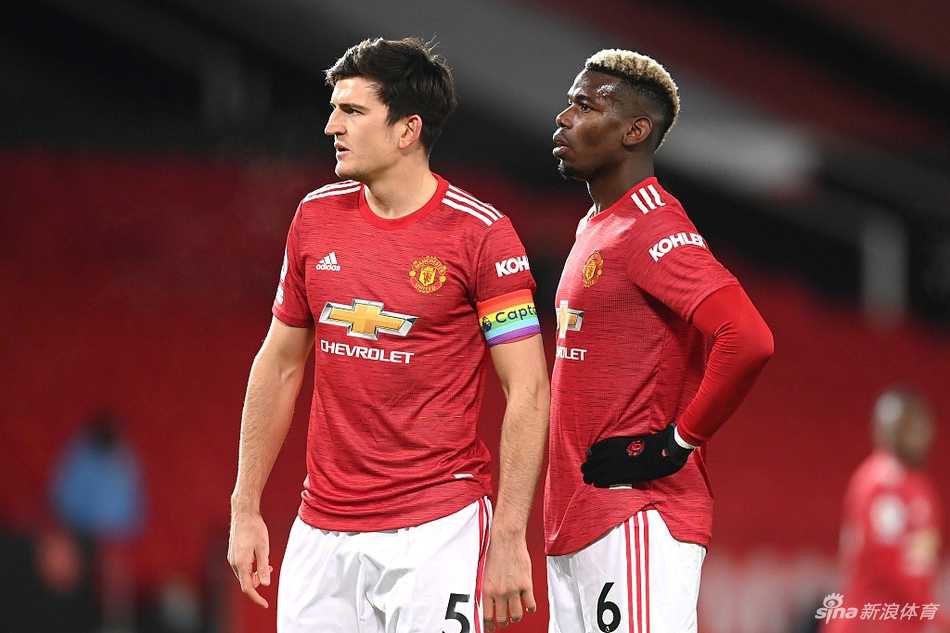 B费在比赛末段起脚远射，皮球如出膛炮弹般飞向球门，虽然最终稍稍偏出，但葡萄牙人紧握双拳，眼神中满是对胜利的渴望与不甘。