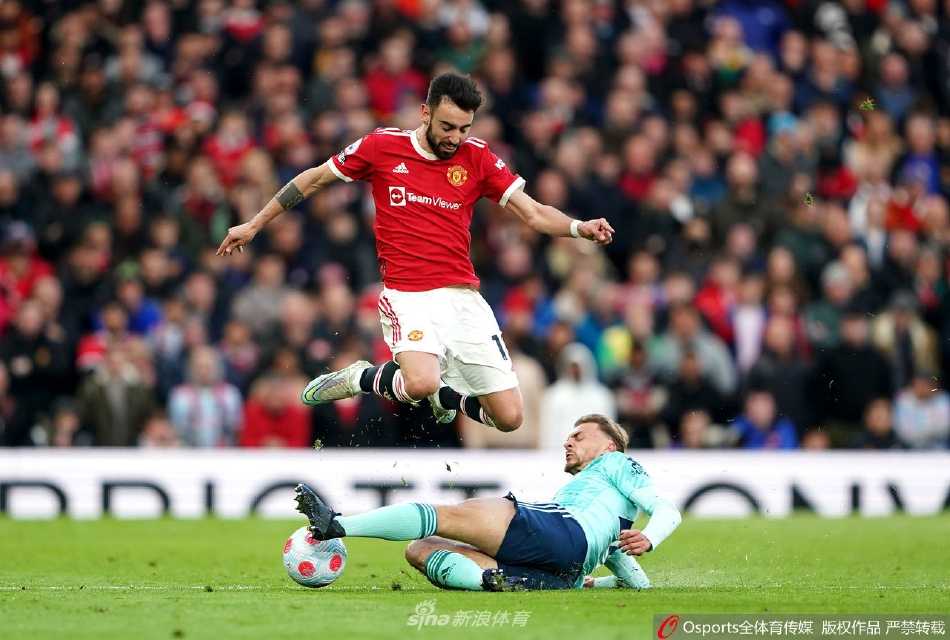 曼联中场弗雷德在进球后张开双臂奔向角旗区疯狂庆祝，这个关键的补射进球帮助球队迅速扳平了比分。