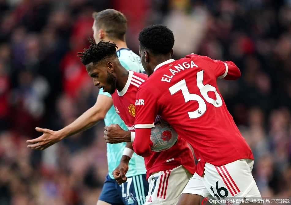 曼联门将德赫亚在门线上做出了一次世界级的极限扑救，奋力将对手近在咫尺的必进球拒之门外。