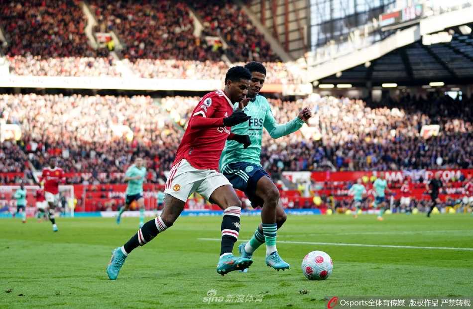 莱斯特城前锋伊希纳乔在曼联禁区内高高跃起，以一记精准有力的头球攻破德赫亚的十指关，为客队首开纪录。