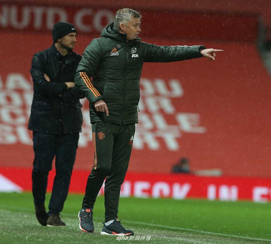 乌拉圭锋霸卡瓦尼身披红魔战袍，在雨中完成了他代表曼联的第一次射门，皮球从门将指尖掠过，却遗憾地与立柱擦肩而过，留下一个充满故事感的背影。