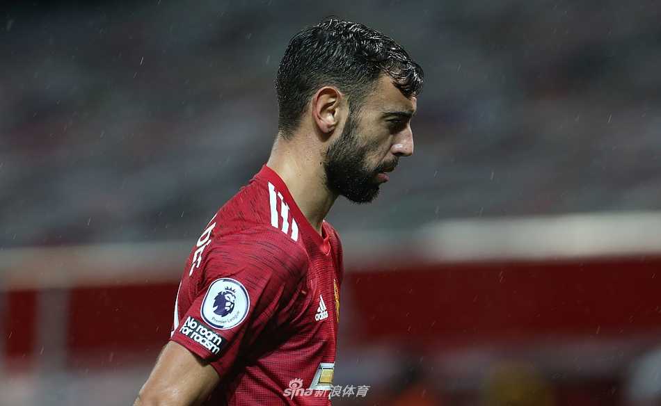 雨夜中，切尔西门将门迪如海燕般飞身跃起，单掌将拉什福德势在必进的弧线球托出横梁，他的指尖似乎触碰到了皮球，也改变了一场平局的走向。