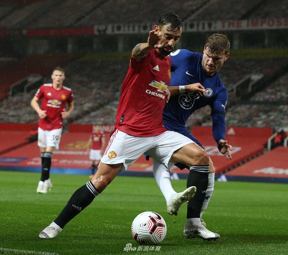 曼联队长马奎尔在禁区内防守切尔西队长阿斯皮利奎塔时，手臂紧紧环绕住对方，两人身体纠缠在一起轰然倒地，而主裁判的身影却似乎选择了视而不见。