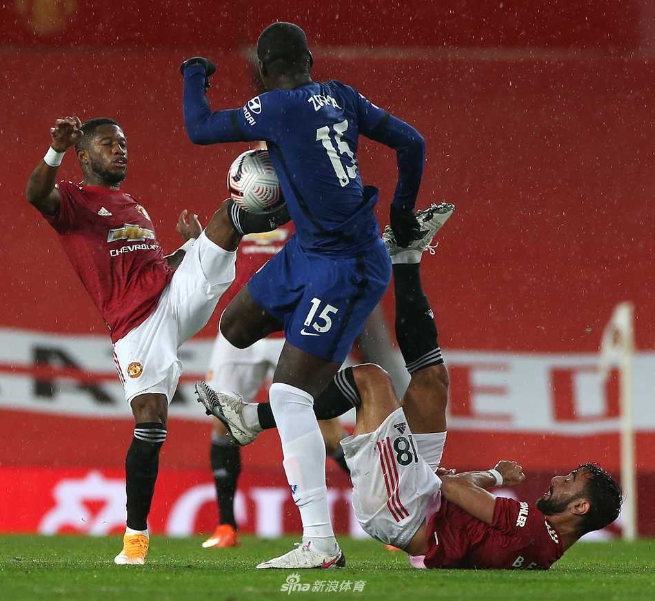 终场哨响，老特拉福德的记分牌定格在0-0，切尔西门将门迪双手指天，感谢这场比赛的庇佑，身后的看台上，球迷们正准备散去，只留下雨后的空荡座位。