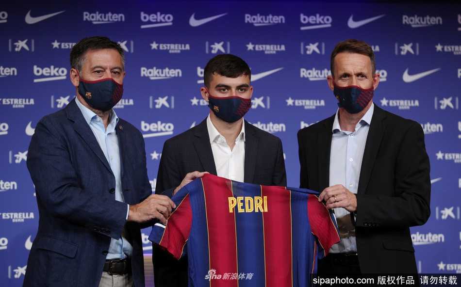 发布会现场，佩德里与主席巴托梅乌共同展示巴萨球衣。他双手握着红蓝间条衫的两肩，球衣背后的号码虽尚未确定，但身前的队徽与他的笑容交相辉映，宣告着一段崭新旅程的开启。