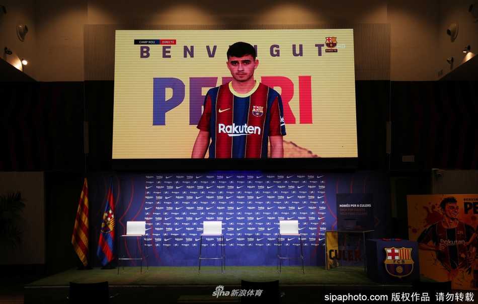 签约仪式结束后，佩德里在诺坎普的草坪上展示球技。他轻松地将足球颠起，整个身体舒展而灵动，身后的巴萨队徽与看台构成他梦想中的舞台背景。