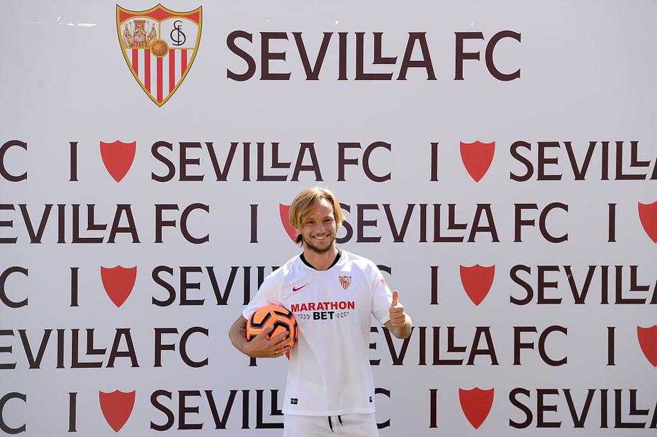 在无数闪光灯的照耀下，拉基蒂奇深情亲吻塞维利亚队徽，这一刻他仿佛在与岁月对话，眼里满是初来乍到时的光芒与深情