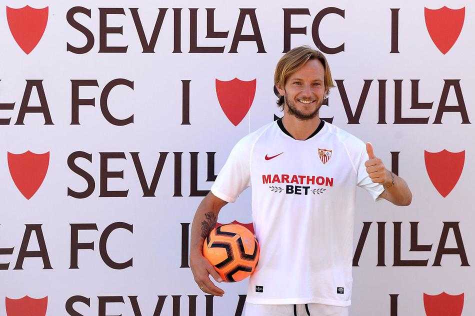 拉基蒂奇与塞维利亚主席正式签约，笔尖落下的那一刻，不只是名字的签署，更是未来四年承诺的书写，桌上洁白的合同静静等待着英雄的落笔