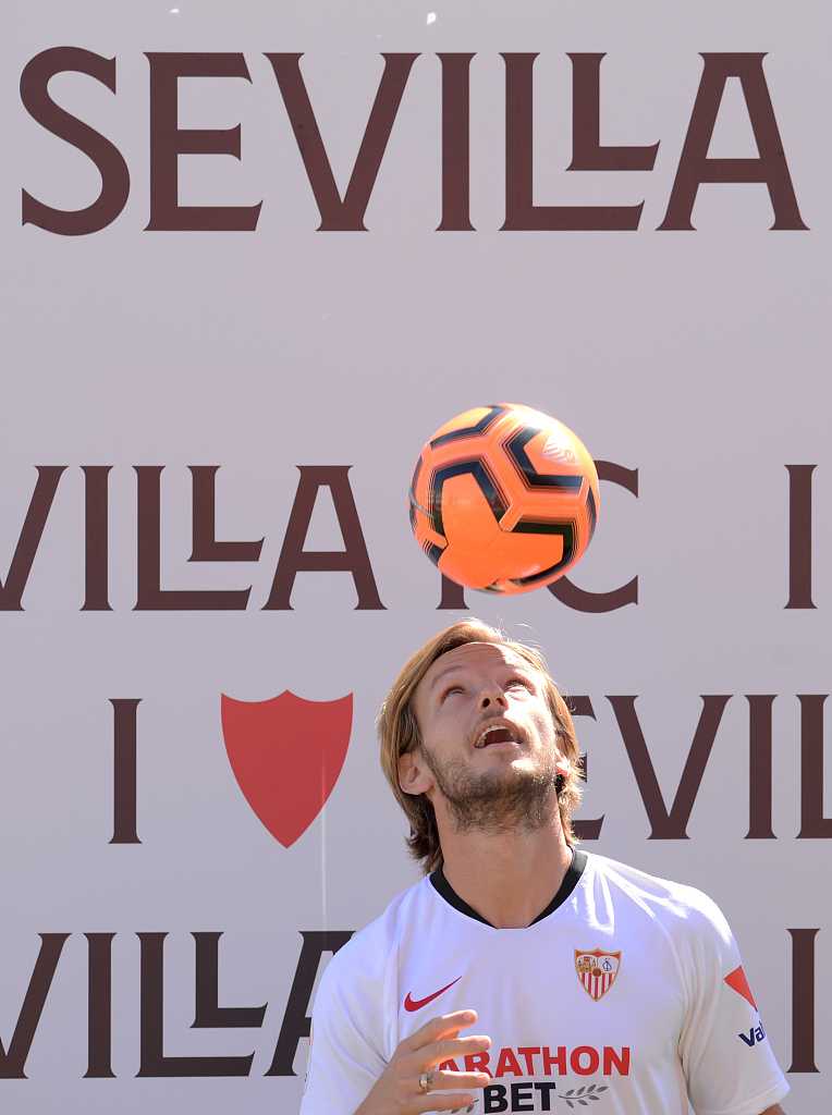 在塞维利亚的更衣室内，拉基蒂奇的4号球衣静静地挂在衣柜中，红白间条衫在灯光下格外醒目，仿佛一位等待主人归来的战士，随时准备再次驰骋沙场