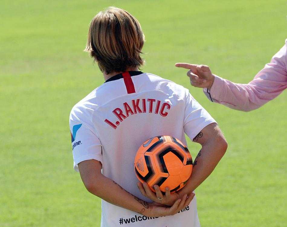 拉基蒂奇坐在皮斯胡安球场的观众席上，背后是空旷却熟悉的红色座椅，他目光深邃地望向远方，仿佛已经看到了新赛季在这里与万千球迷共同欢呼的盛景