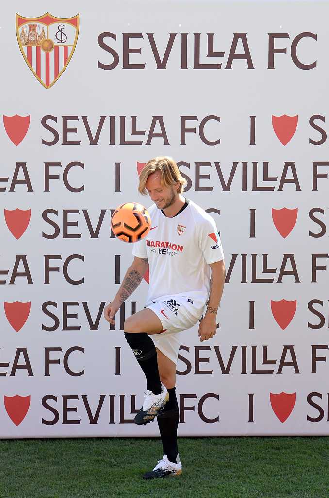 拉基蒂奇俯身仔细调整着训练鞋的鞋带，这个简单的动作在皮斯胡安球场的草皮上显得无比虔诚，仿佛在与久别重逢的老友进行无声的问候