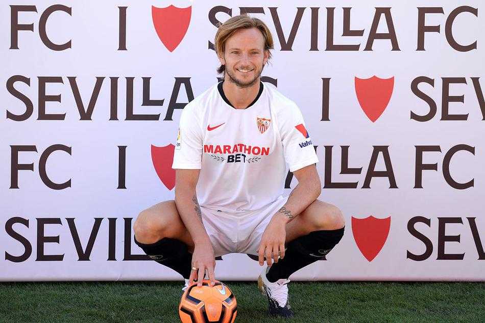 完成签约后，拉基蒂奇在健身房内对着镜头展示自己的新战袍，紧身训练服下是他依然健硕的体格，坚定的眼神宣告着要为球队奉献一切的决心