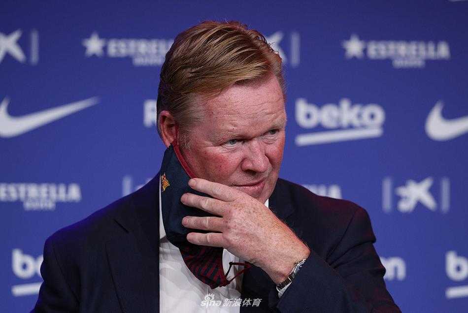 科曼双手环抱胸前，以一副不容置疑的姿态面对台下密密麻麻的话筒。这是他对全世界媒体的一次宣示：变革的时代已经到来。他身后巨大的巴萨队徽宛如一道背景墙，映衬出这个男人此刻需要守护的荣耀与必须承担的千钧重担。