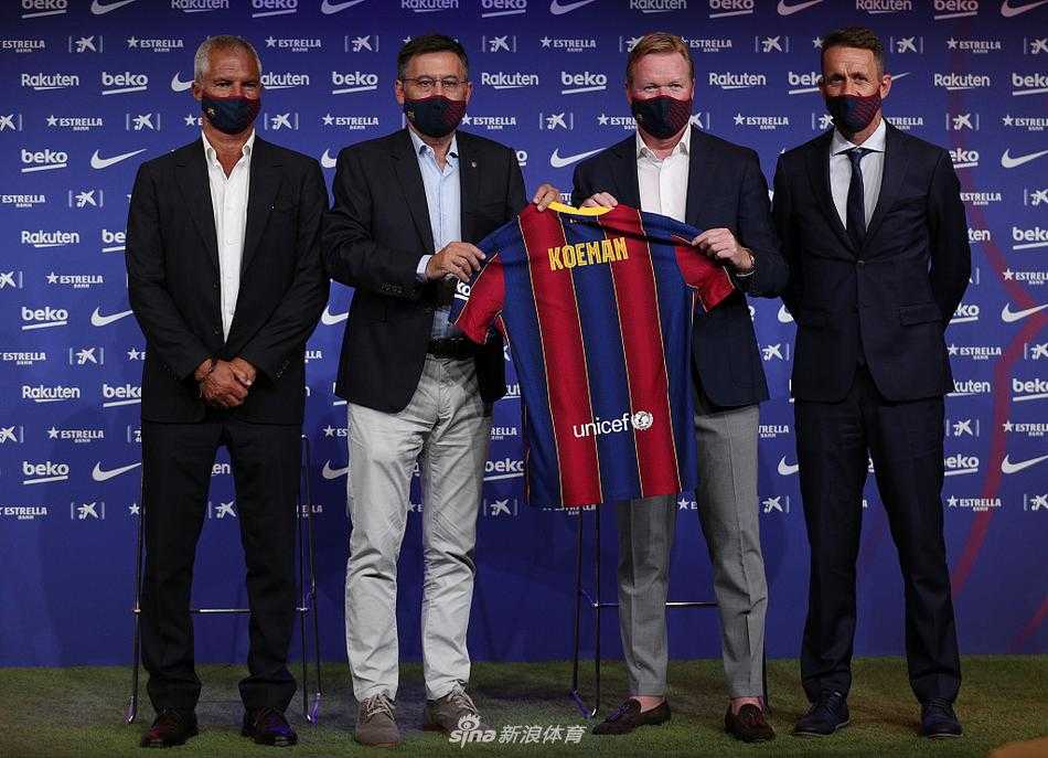 在发布会主席台上，科曼与俱乐部主席巴托梅乌并肩而坐。虽然面带微笑，但荷兰人紧握的拳头和微抿的嘴角，透露出此刻肩头担子的沉重。身侧的管理层与名宿，眼神中充满了期待与审视，仿佛在问：这艘大船，你打算怎么修？