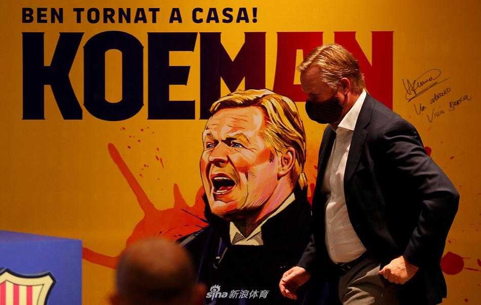 镜头拉近，捕捉到科曼低头签署合同的特写。钢笔划过纸张的瞬间，不仅是法律意义上契约的达成，更是他对俱乐部未来两年命运的庄严承诺。每一个签名，都像是在一份重建蓝图上落下的一枚重要棋子。