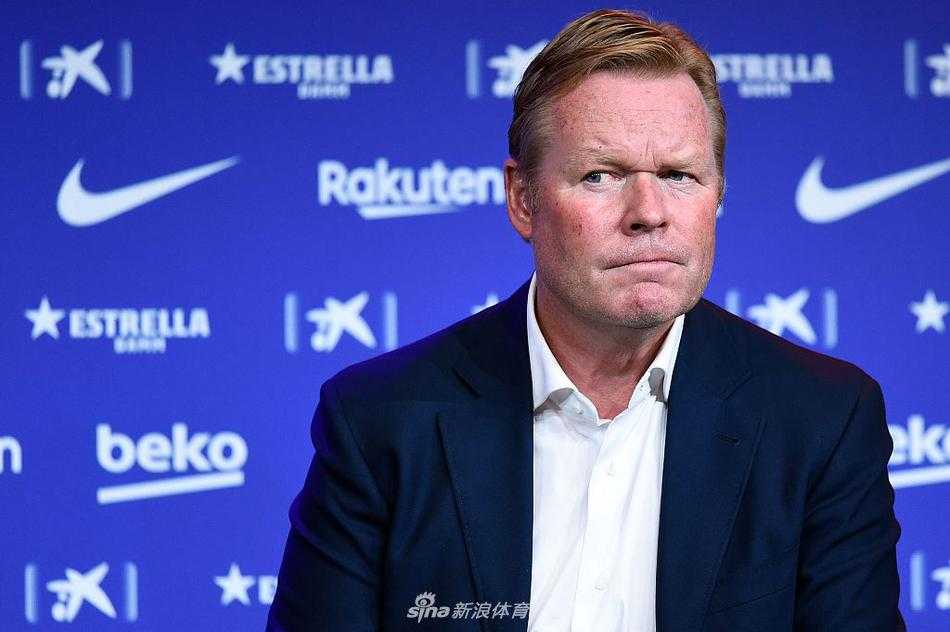 在掌声与闪光灯的包围中，科曼转身面向镜头，右手轻轻放在胸前。这个充满仪式感的动作，仿佛是在向所有人做出庄严保证。他的眼神中既有重返家园的温情，更饱含着带领巴萨这艘巨轮重新起航、劈波斩浪的决心与坚毅。