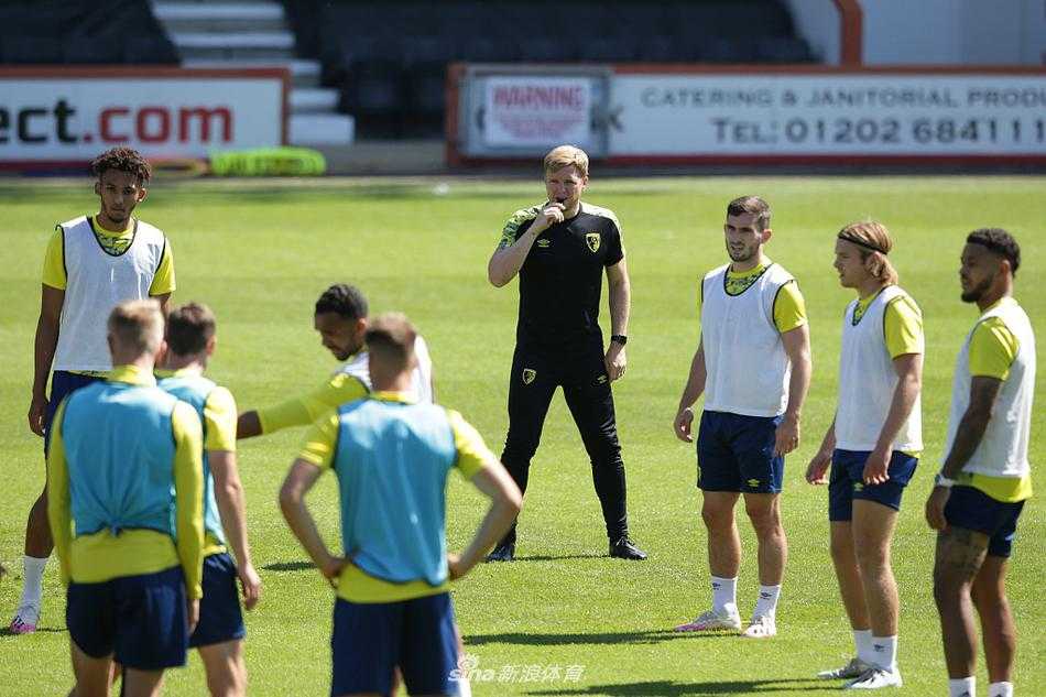 在迪拜炎热的阳光下，伯恩茅斯球员们正在进行紧张的抢圈练习，皮球在队员之间快速传递，扬起的沙尘仿佛也沾染上了决战的紧张气息。