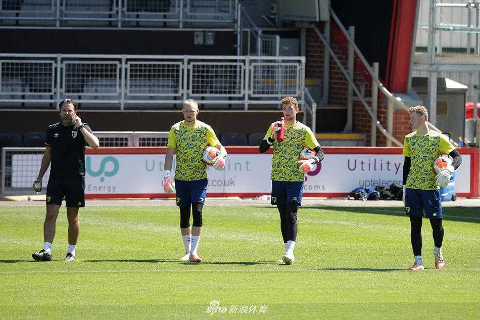 一名球员正全神贯注地进行带球绕杆练习，他的目光紧紧锁定脚下的皮球，灵巧地穿梭于障碍物之间，仿佛正在穿越埃弗顿密不透风的防线。