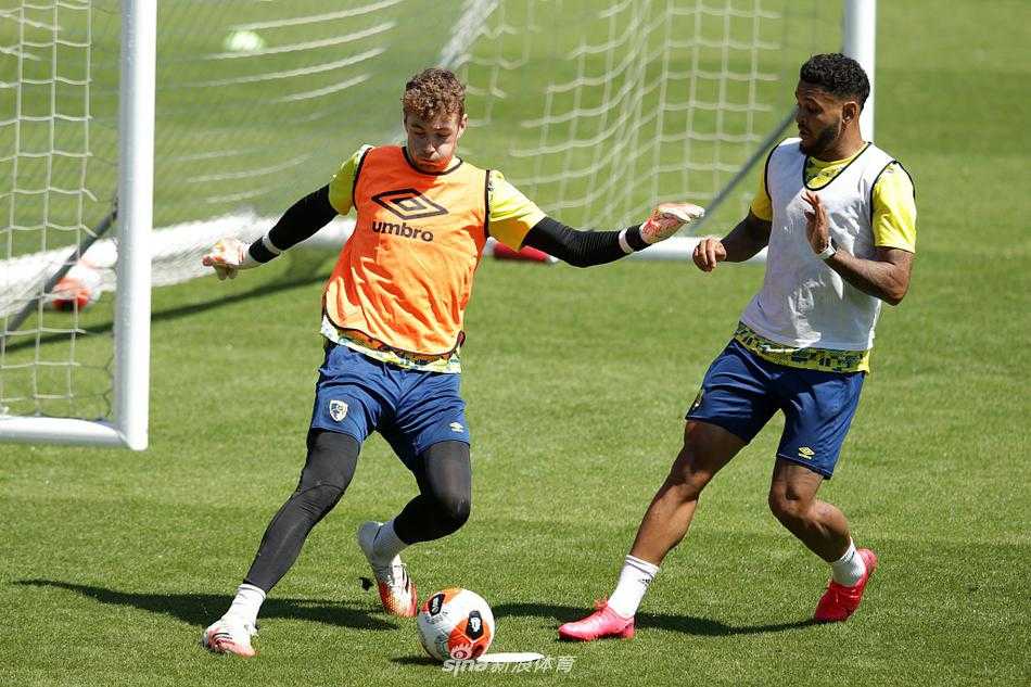 门将位置正在进行高难度的扑救练习，夕阳的余晖将他的身影拉得很长，每一次飞身扑救都带着守护球队最后一道防线的决心。