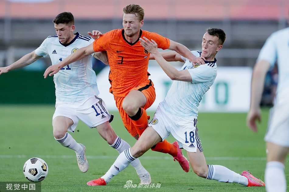 德佩张开双臂狂奔庆祝，身后的看台灯光映照出他雕塑般的剪影，他的凌空抽射像精确制导的导弹般洞穿了苏格兰队的球门。