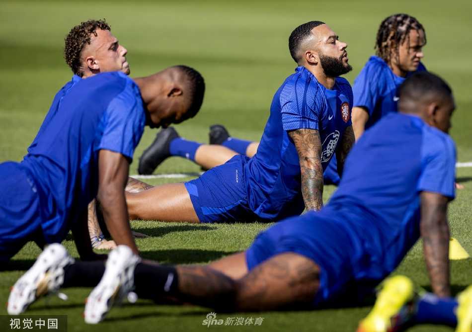 门将诺珀特飞身侧扑，奋力封堵一次刁钻的射门，身体在空中极致舒展，手套与皮球仅在毫厘之间，展现出顶级门神一夫当关的瞬间。