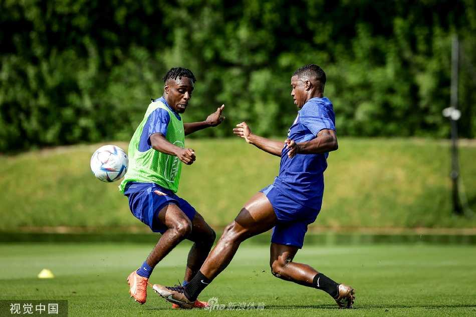 范戴克统领后防线进行定位球防守演练，空中争顶瞬间展现出绝对制空权与领袖气质。