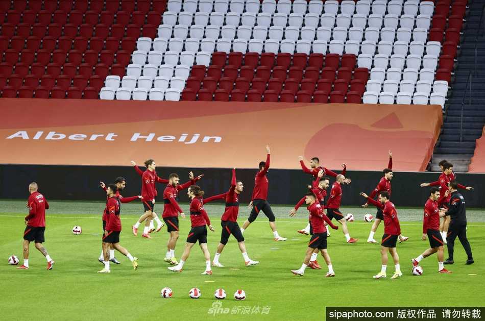 在另一组训练画面中，德容与维纳尔杜姆等中场大将正在进行高强度的传接球练习，他们身后是荷兰队鲜艳的旗帜，每一个精准的传递都在向外界宣告：橙衣军团已准备好用一场胜利来掌控自己的命运。