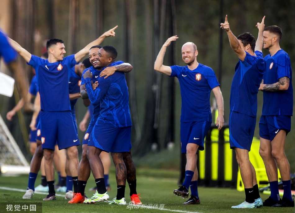 球员在绿茵场上高速带球突破，身影灵动如风，展现出无与伦比的个人技术与爆发力。