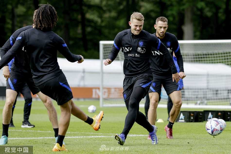 德里赫特在训练中专注地进行头球练习，眼神坚定，展现世界级中后卫的专业素养