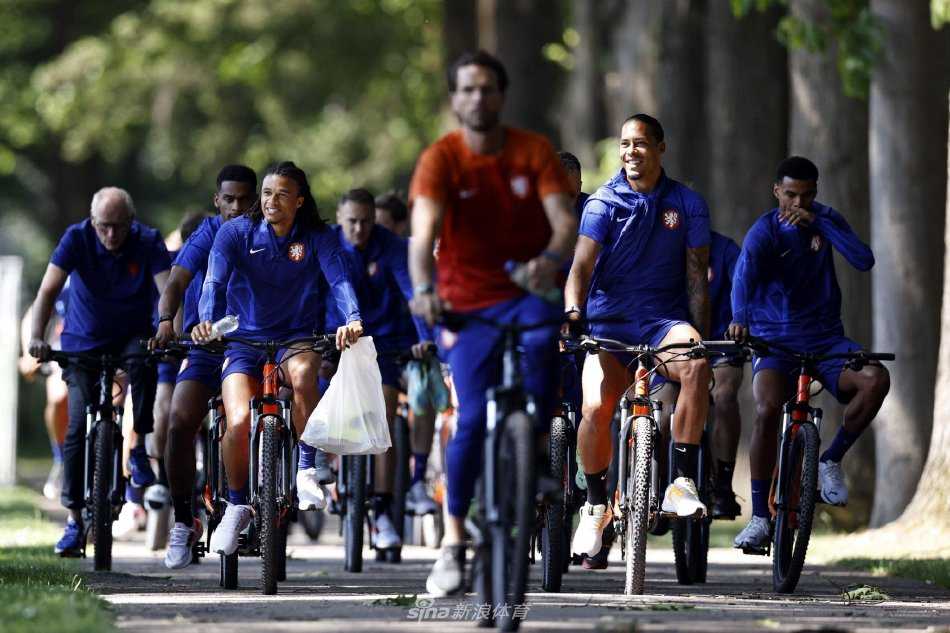 队员们围成一圈进行拉伸恢复，在夕阳的余晖中，他们互相支撑，低声交流，展现团队坚不可摧的兄弟情谊。