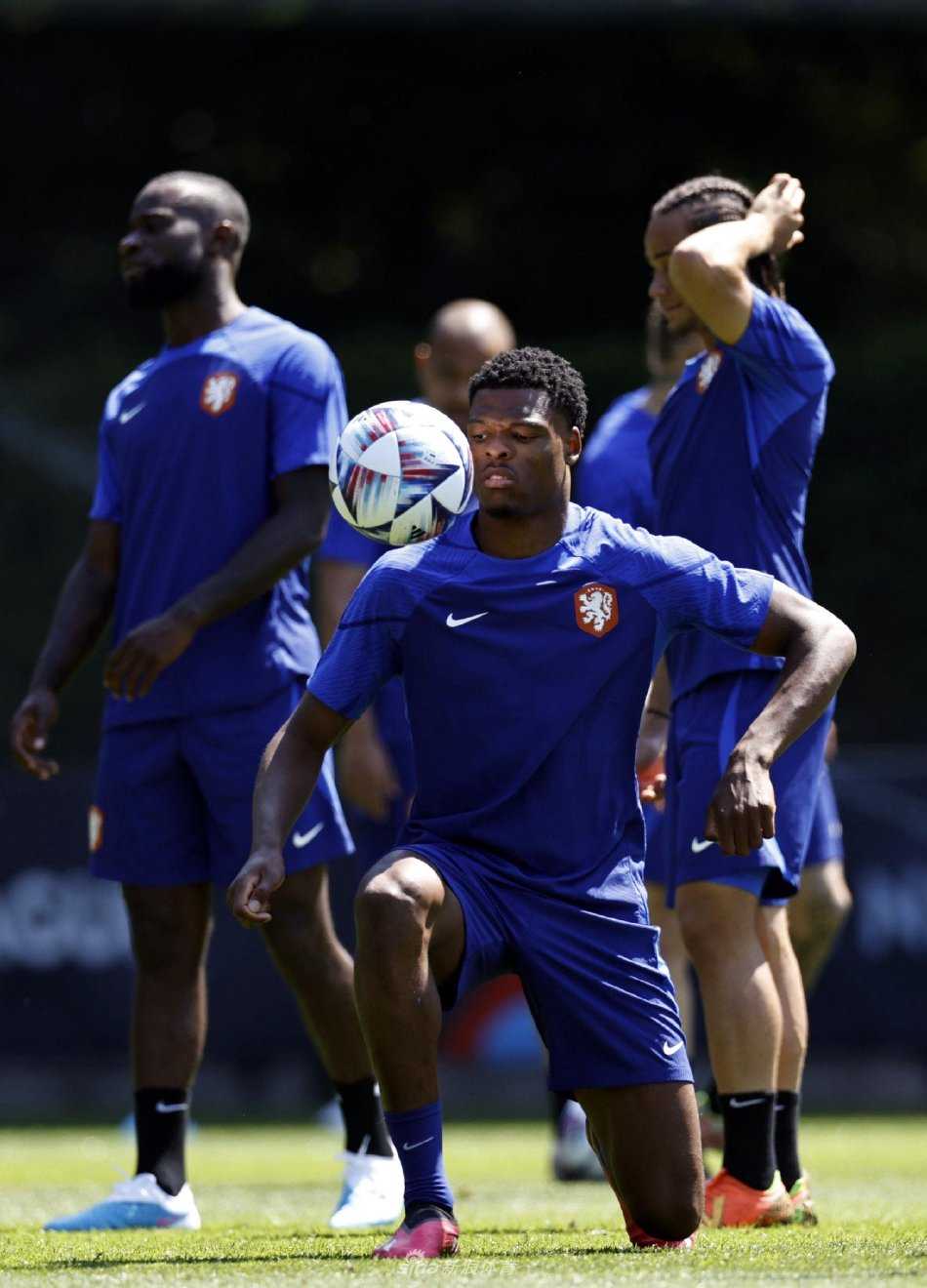 队长维吉尔·范戴克矗立在训练场中央，双臂交叉，目光如炬地望向远方，如同一位即将奔赴战场的统帅，威严而自信。