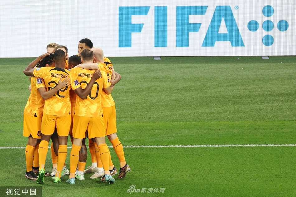 荷兰新星加克波拔脚怒射，皮球如出膛炮弹般直挂球门死角，为荷兰队取得梦幻开局。