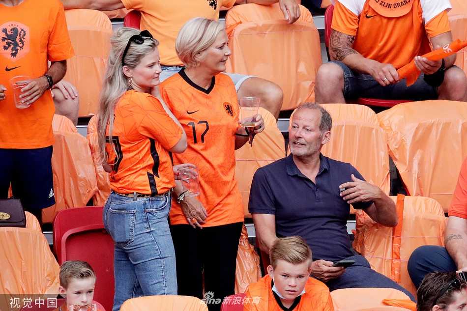 随着荷兰队进球，看台上的亲友团瞬间沸腾，她们挥舞着橙色的围巾，笑容灿烂得如同阿姆斯特丹的阳光。