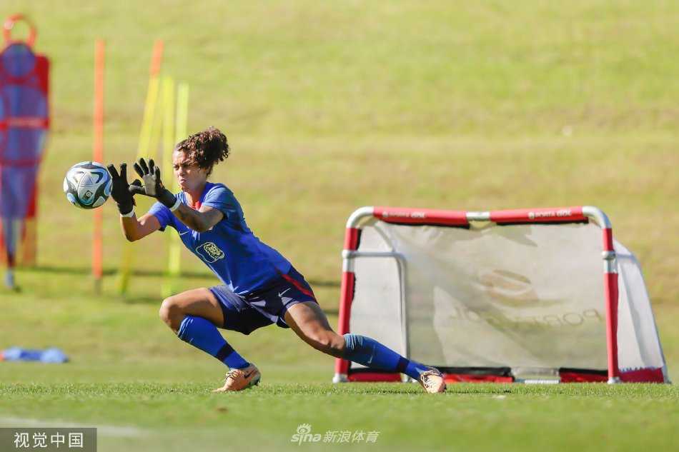 门将飞身侧扑，身体在空中极致舒展，双手如铁闸般稳稳封住角度，守护着球队的最后一道防线，神情专注而坚定。