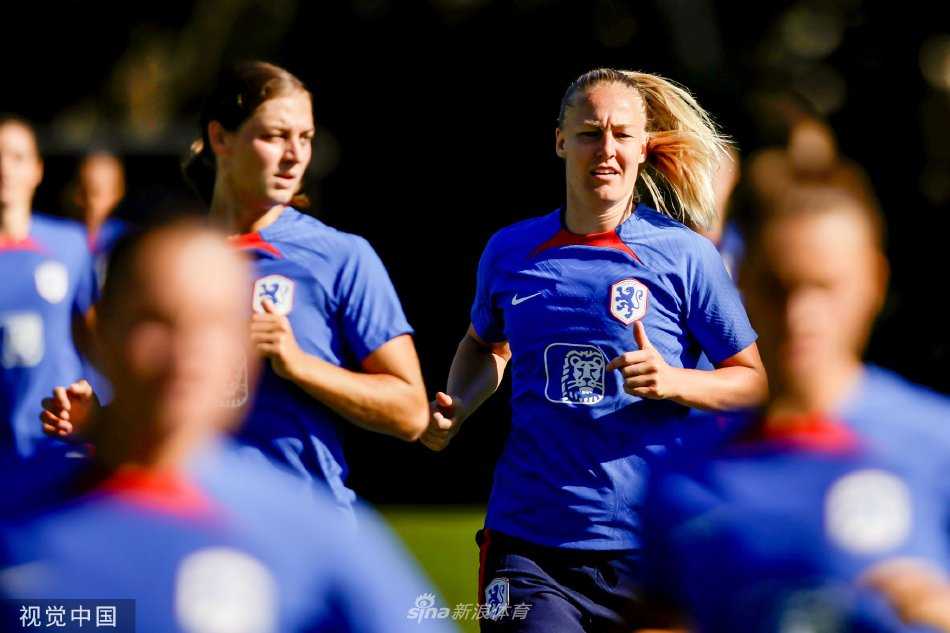 中场核心球员在悉尼的阳光下从容指挥，张开双臂调度队友跑位，俨然是绿茵场上的指挥官，掌控着进攻的节奏与方向。