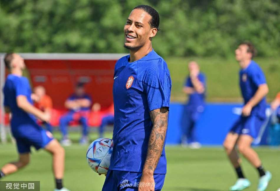 荷兰队球员在训练中进行抢圈热身游戏，神情专注笑容洋溢，展现了团队轻松又积极备战氛围。