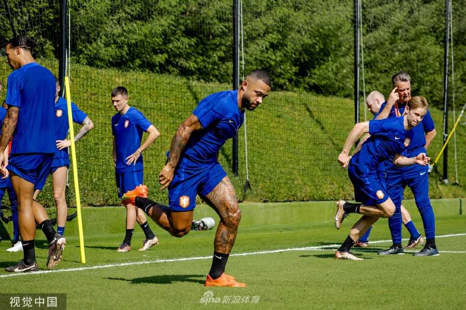 主教练范加尔站在场边，双臂环抱，目光如炬地观察着训练场，尽显运筹帷幄的统帅风范。