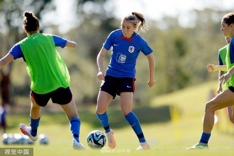 球员在训练后进行拉伸放松，夕阳余晖为她们的身影镀上金边，瞬间的宁静与训练时的激烈形成动人对比，诠释着竞技体育的张力。