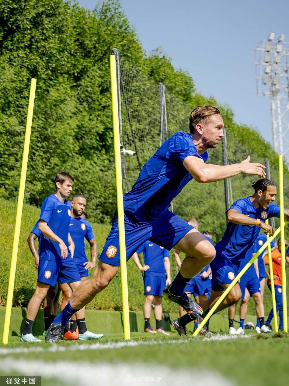 中场核心弗兰基·德容在训练中带球突破，眼神坚定，展现出肩负球队进攻组织的核心气场。