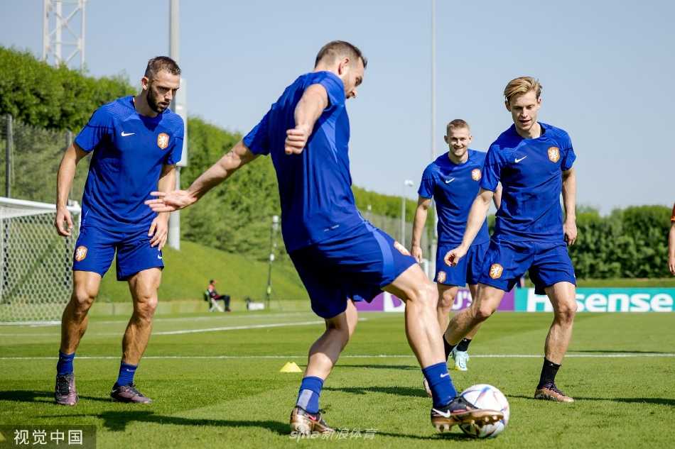 训练结束后，球员加克波与教练进行一对一交流，虚心听取指导，展现了年轻球员的进取心。