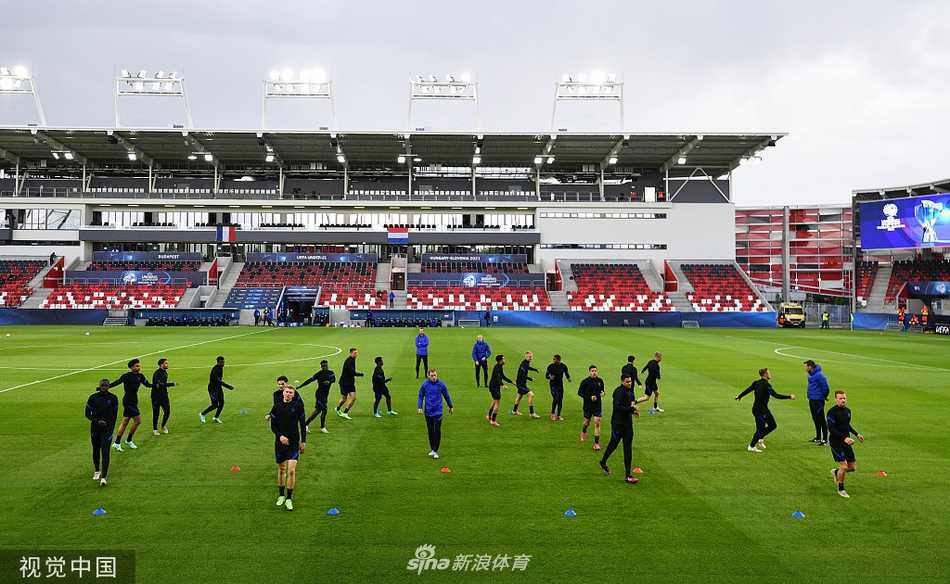 德里赫特和队友们进行抢圈热身，他表情专注，眼神紧随着皮球移动，身体重心压得很低