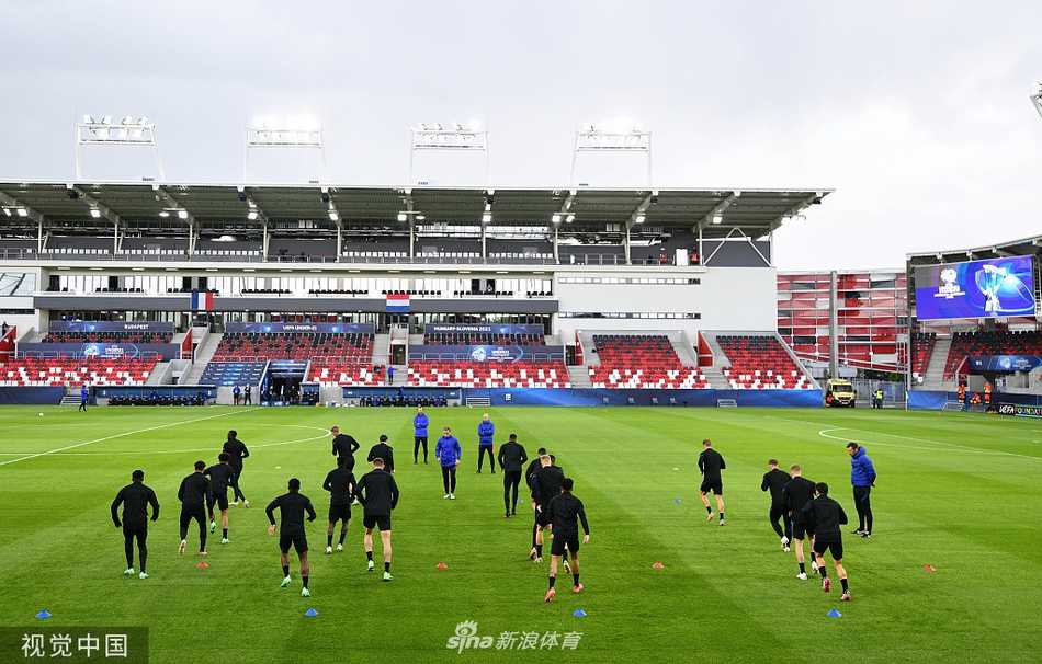 荷兰门将们在葡萄牙训练场上进行高强度扑救练习，其中一人腾空而起，指尖几乎触碰到了飞向死角的皮球