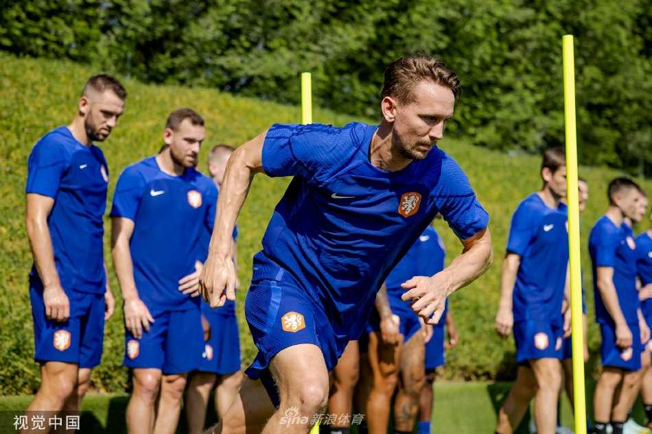 全队进行高强度折返跑体能训练，在落日余晖下身影矫健，为应对大赛的体能需求做最后冲刺。