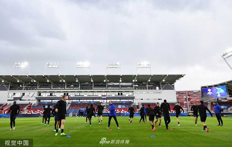 维纳尔杜姆和队友们在训练中高声呼喊交流，手臂用力挥舞，彰显着球队领袖的气质