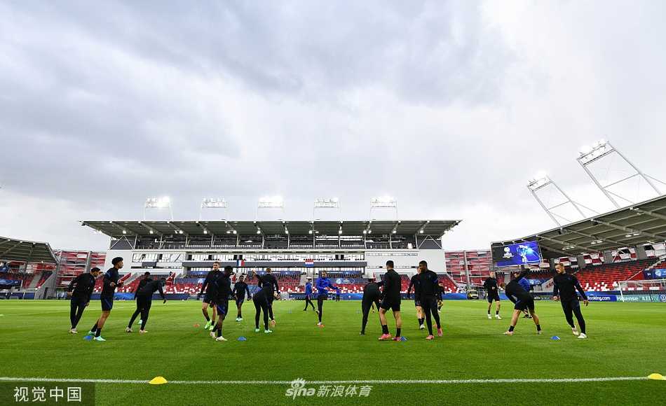 弗朗基·德容在训练中潇洒地拉球转身，动作舒展优雅，仿佛在绿茵场上跳舞