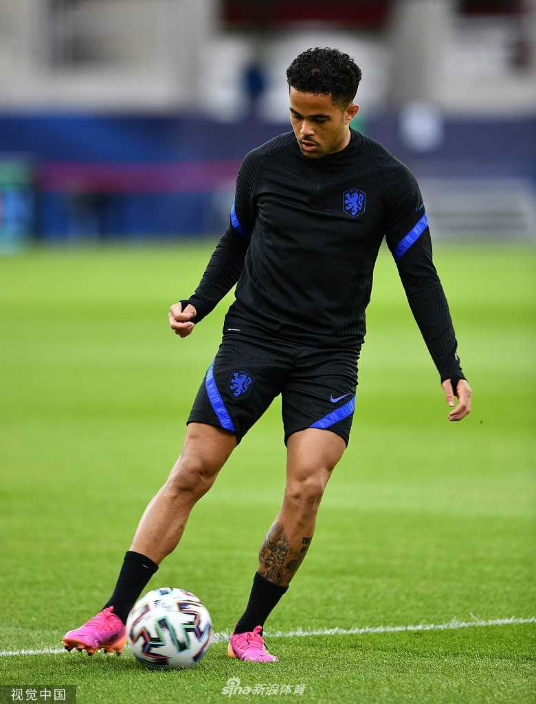 德佩在训练中带球突破，他脚下的足球仿佛被黏住一般，防守球员只能无奈地看着他的背影